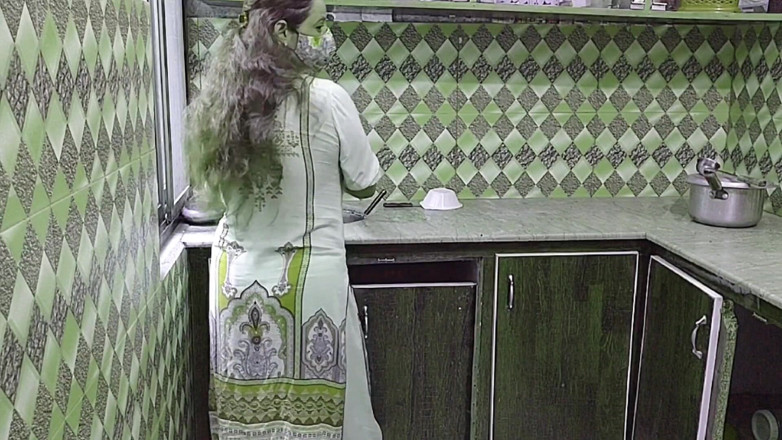 Pakistani CoupleX: Indian Desi ciocia Kuchnia Mai Kam Kr Rahi Thi Pati...