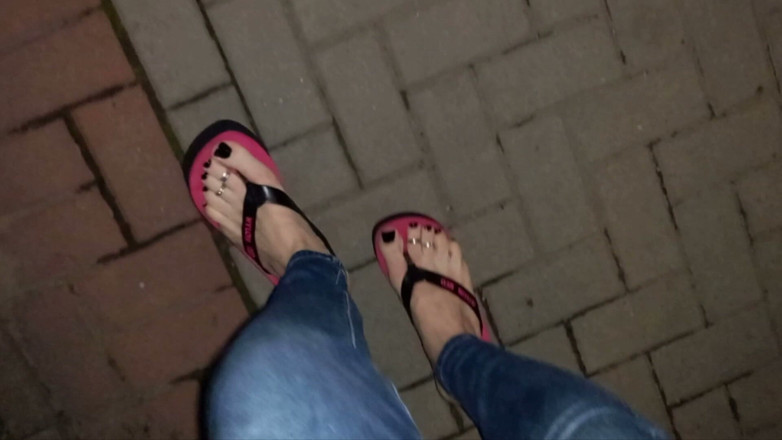 Heelex: Crossdresser en chanclas muy sexy camina por la calle