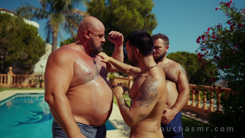 ScruffyStocky: Piscina Al Sol: Sobado a Cuatro Manos, Culo Aceitado, Sándwich...