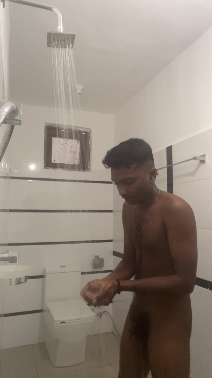 Prince-dil: Sri Lankan Teen Boy Showered