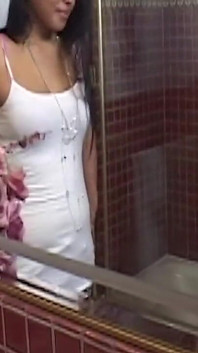 Bollard mengisar jalang Drools dalam pesta seks lesbian mandi
