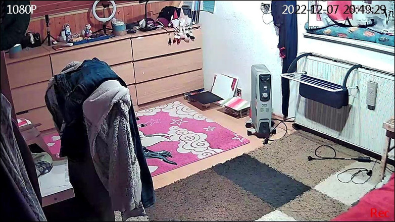 KittieNoOne: Elle se fait prendre à nouveau en train de se dessiner...