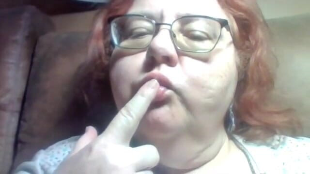 BBW nurse Vicki adventures with friends: BBW gibt Ihnen Nahaufnahme ihrer nake Lippen und mund küssen...