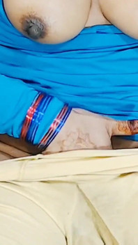 लाइव वीडियो कॉल पर कैमगर्ल स्तन और चूत दिखा रही है