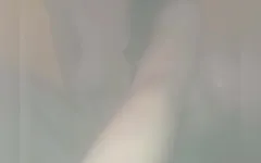Latin kadın banyoda tamamen çıplak banyo yaparken dildoyla duşta mastürbasyon yapıyor