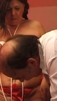 Mogen MILF underkastar sig tight rep bondage