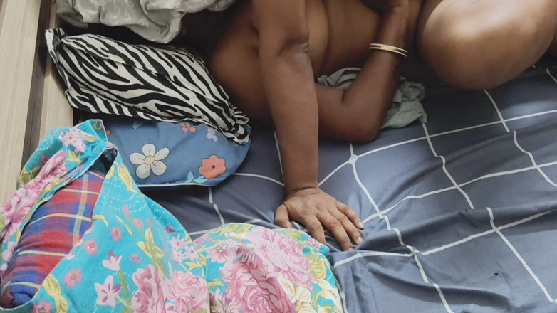Hot boudi: Desi fru skjuv min fru blev skadad medan jag knullade...