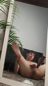 Twink büyük bir yapay penis ile kıçını lanet ve o boşalana kadar büyük horoz sallama