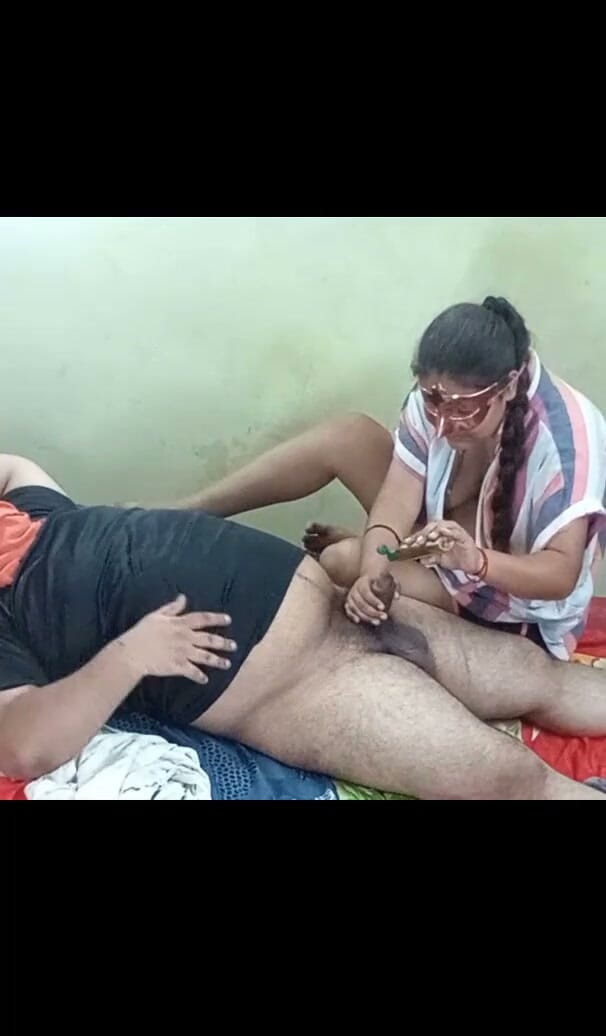 AnnielLo: College Roommate’s Sensual Oil Massage Turns Handjob