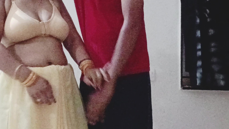 Riyagueen: Riya bhabhi đang quét nhà của chủ nhân của mình, chủ...