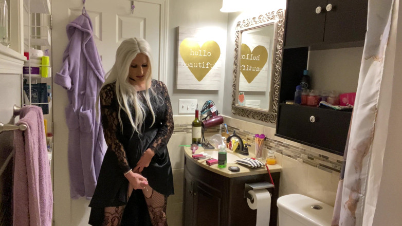 Sissy Bailey Wilde: Emo Crossdresser si nasazuje anální kolík a honí si