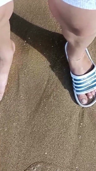 Picioare și Marea Extra Slowmotion - Un picior desculț și picior în slide - Picioare grozave în mare