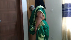 Aria Mia: 집에 없는 계모가 내 방을 청소하는 동안 인도 하녀를 따먹어!