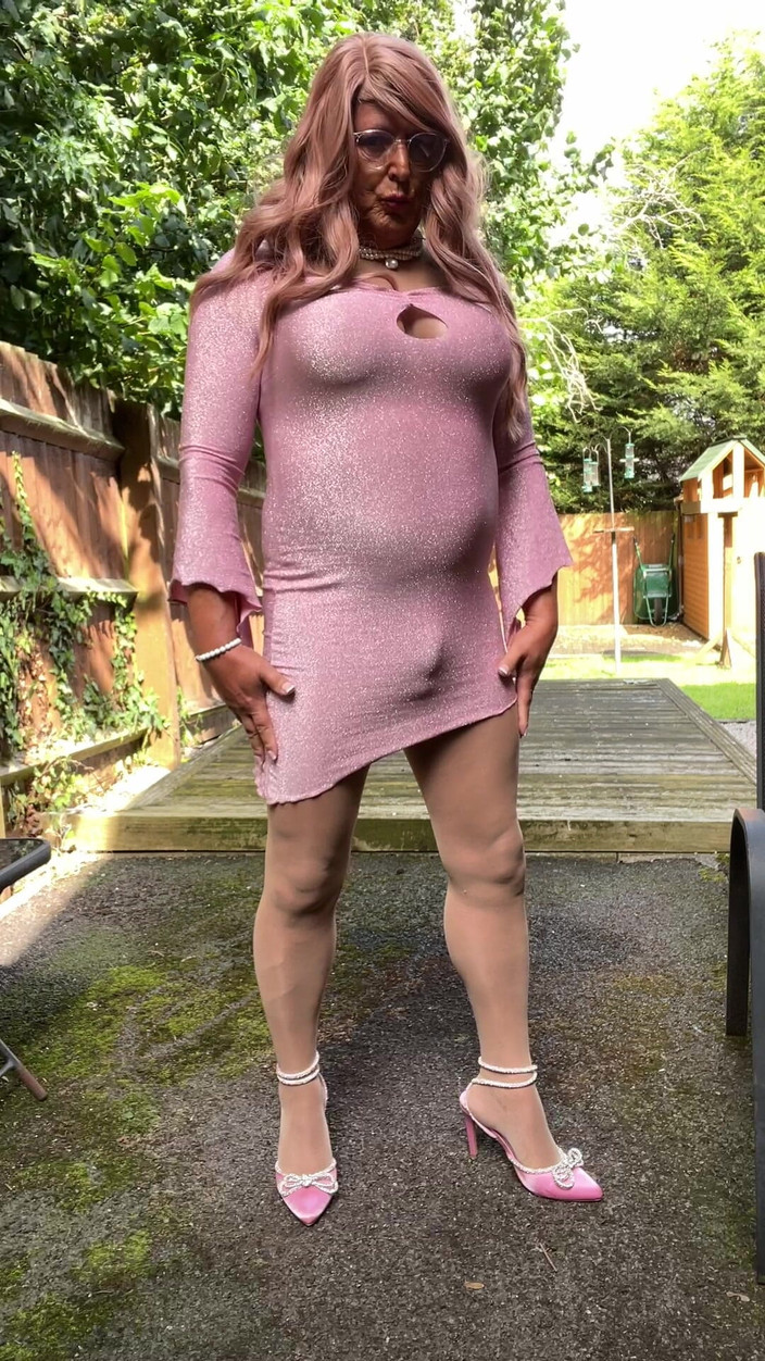 Kellycd2022: 穿着粉色闪闪的连衣裙高跟鞋和连裤袜的性感 Crossdresser Kellycd2022