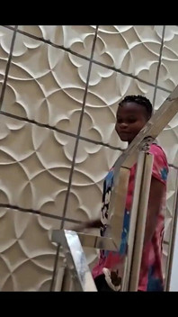 Elbise Giydi Ve Oturma Odasında Biseksüel Üçlü Seks Yaptık