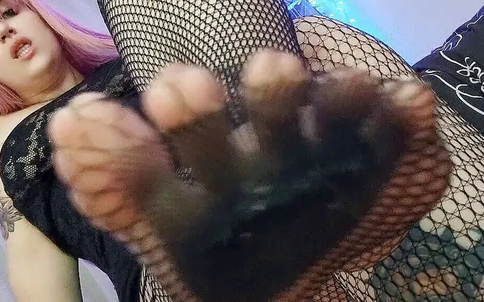 Aurae Wynfaren: Footfetish in fishnets from a pink-haired princess