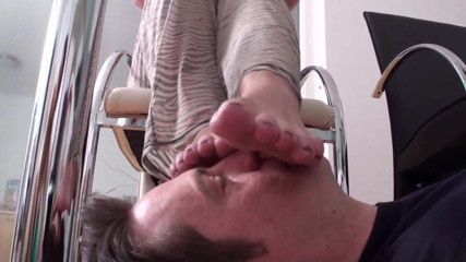 Foot Girls: Feet smelling under glass table