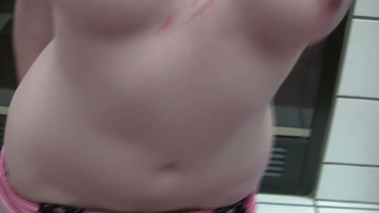 Self Love Top Solo Girls: Amatérské selfie v koupelně - růžové kalhotky a oholená kundička