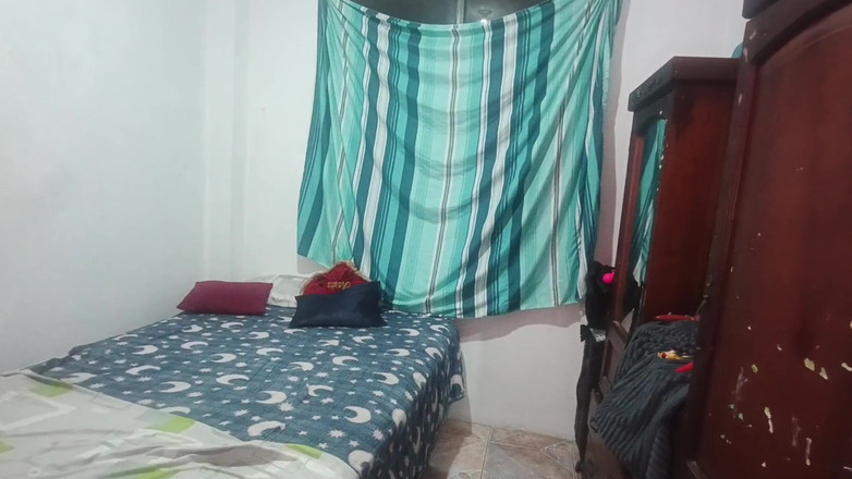 Lady: 老继父发现他美丽、丰满的继女在自慰，他们最终与她发生性关系。