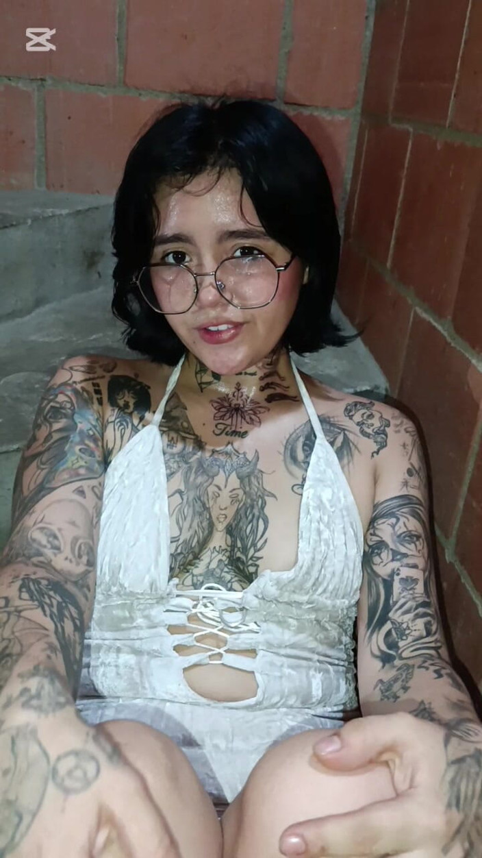 Dalyla: 발 뒤꿈치를 걷는 라틴계 여자, 계단에서 자위