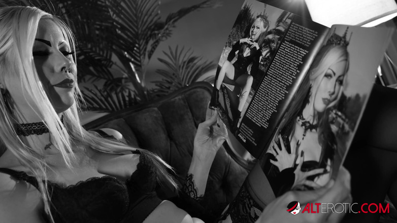 Alt Erotic: Robin Coffins în video claxxxic cu tachinare alb-negru
