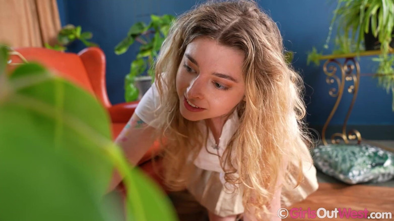 Girls Out West: Fofa loira peituda rega suas plantas e se masturba atingindo...