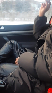 Buze mari fumând în pantaloni de piele