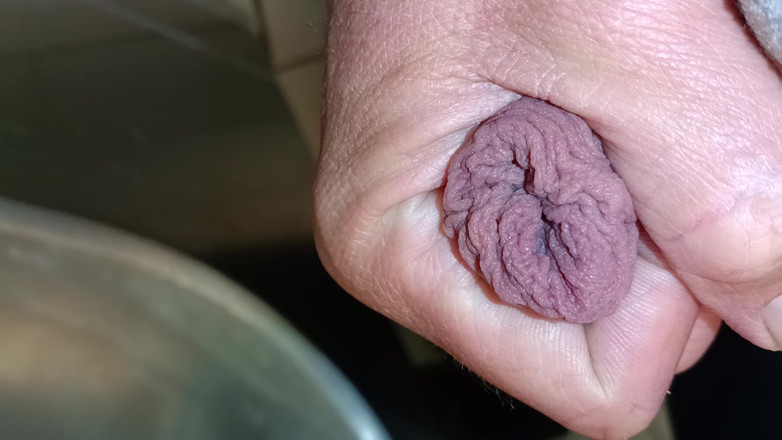 Rockardglans: Due sborrate all'orinatoio si segano e sborrano all'aperto