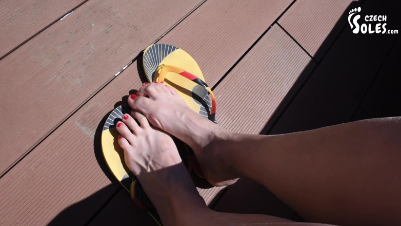 Czech Soles - foot fetish content: Chanclas y dedos largos relajarse en la terraza