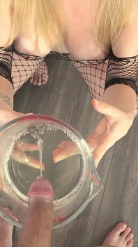おしっこを二人で彼女の尻に詰め込み、スペキュラムで精液を出し、彼女にかけながら私が彼女におしっこをかけました。