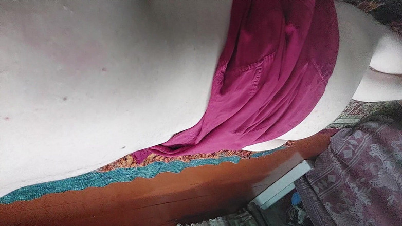 Kitty_Cross: Youtube modelka crossdresserkitty pre cumming masturbuje roztomilého ptáka mezi bílými...