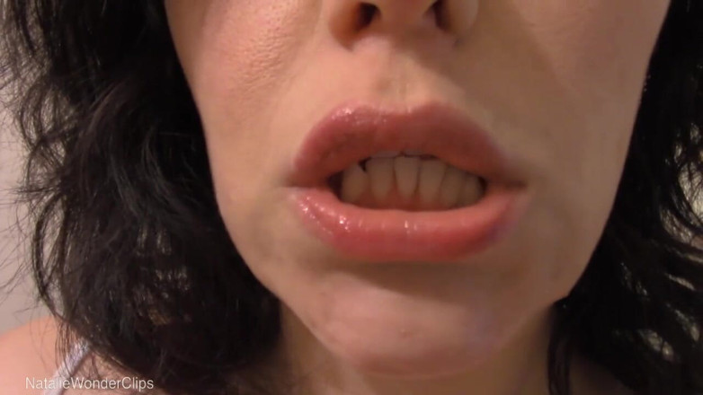 Natalie Wonder: 有光泽的嘴唇如此湿润多汁 - 说脏话的嘴唇挑逗