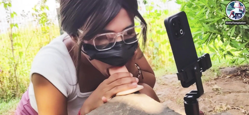 Ziya: Blowjob dildo taman awam di luar