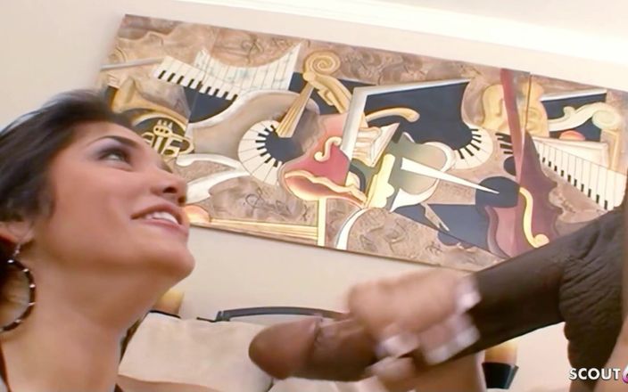 Full porn collection: クレイジーなラティーナの細い熟女リアが黒人の巨根に犯され、射精される