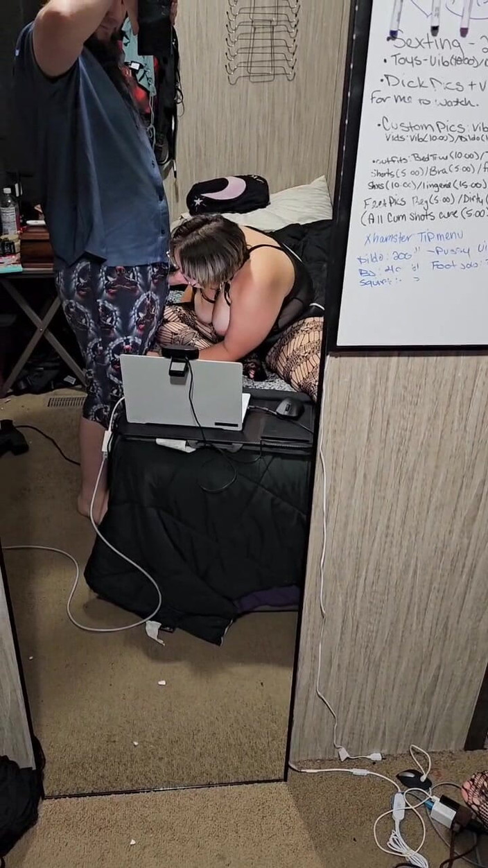 Funhousewife69: Yatak odasında yürüdü ve bana yarağını emdirdi