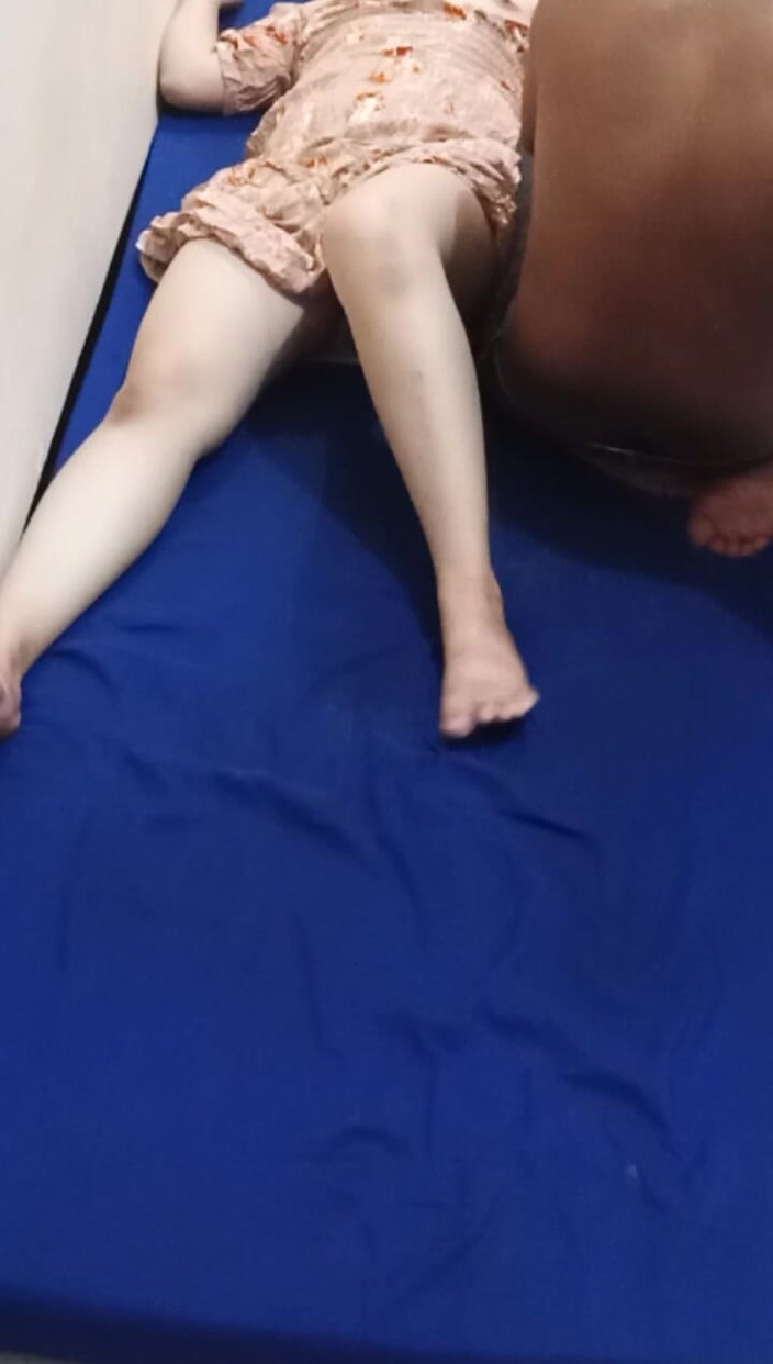 Angelina Pop: 在按摩时操邻居的女孩