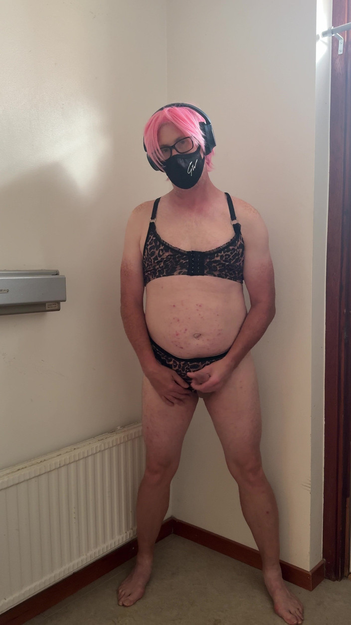 Julia Cd Sweden: गुलाबी रंग में वेश्या खेलती है और तब तक हस्तमैथुन करती है जब तक कि वह सह न जाए