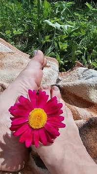 Istri desa menggoda kontol dengan kaki dan bunga