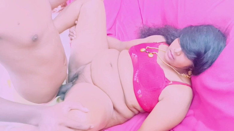 Telugu honey lips: Moglie infedele. Mi sono goduto il grosso cazzo della cameriera....