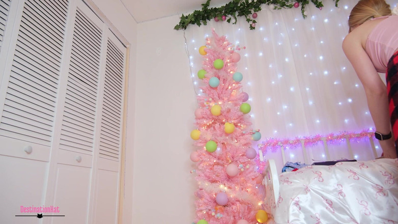 Destination Kat: Укрась мое дерево со мной, SFW