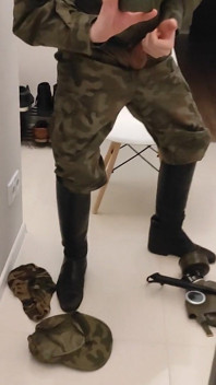 Un soldado se masturba con botas de oficial militar