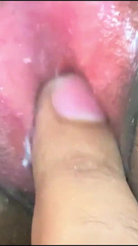 Dicke titten, stiefmutter teilt bett mit stiefsohn und ihrem sahnigen nassen muschi fingert orgasmus