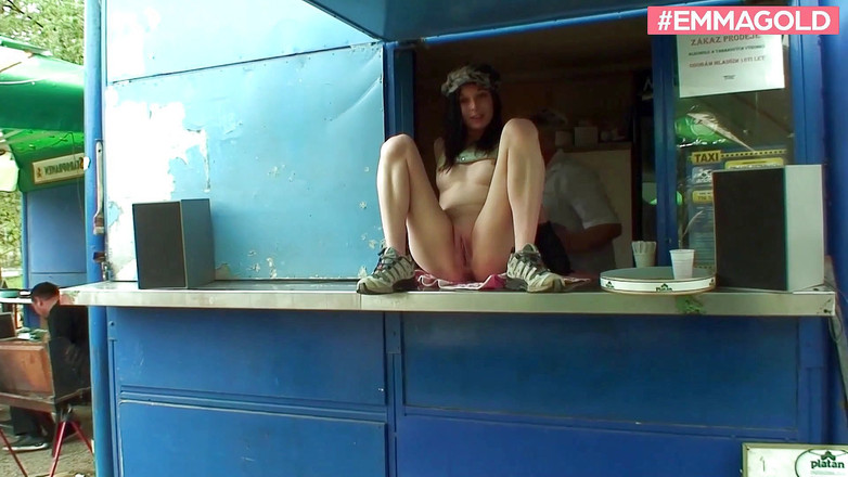 Emma Gold: 공공 장소에서 따먹기