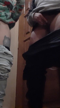 Zwei lehrer masturbieren leidenschaftlich in einem leeren klassenzimmer vor einem Vortrag
