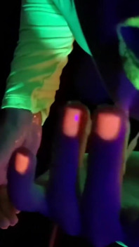 ネオンボディのホットなミルフが暗闇でセックスするのが大好き
