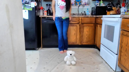 Femdom Austria: Ze pist op haar teddybeer