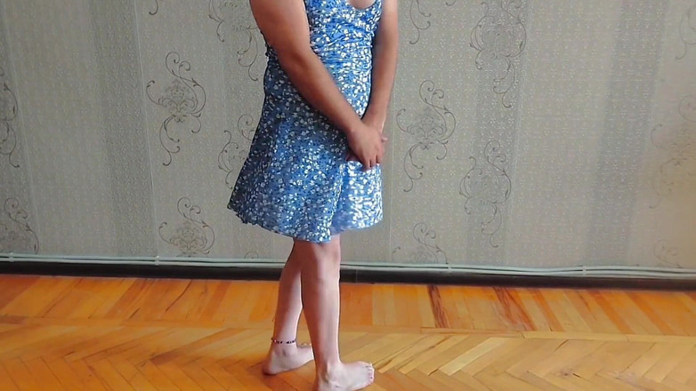 Kitty_Cross: Trans giocosa mostra unghie colorate in colori pastello