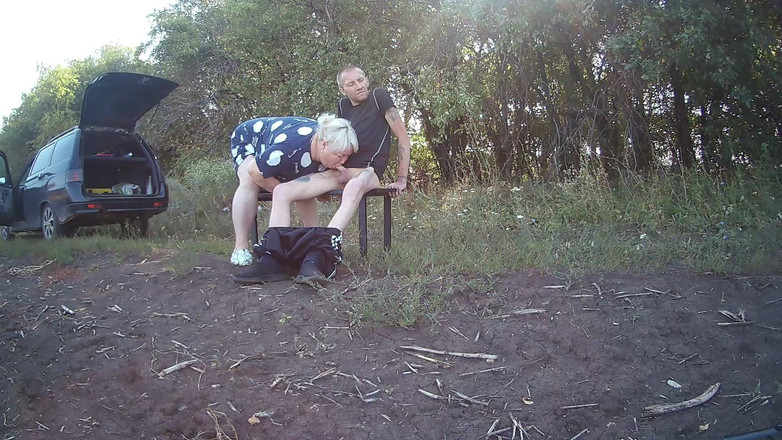 Zona901: Suegra en un parque masturba mi polla hasta que me...