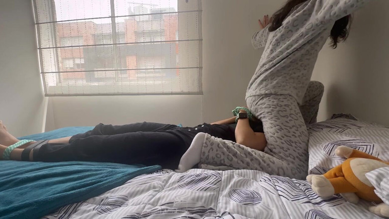 scarlettandc: Sváže mě a pak se na mě podívá, aby měla...