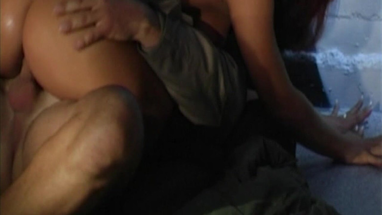 ONLYFREAKSX: एमआईएलए अपने पड़ोसी को चोदता है